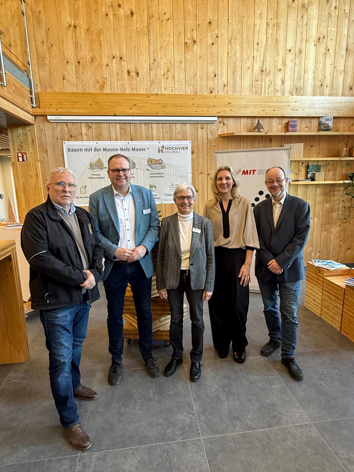 Gesch�ftsf�hrer Uwe Kastrup, Markus Hartmann (Leiter der Wirtschaftsf�rderung der HWK M�nster, Susanne Block (Kreisvorsitzende der MIT), Karin Rodeheger (B�rgermeisterin Oelde), Dr. Hartmut Sch�tte (Vorsitzender MIT-Stadtverband Oelde)
